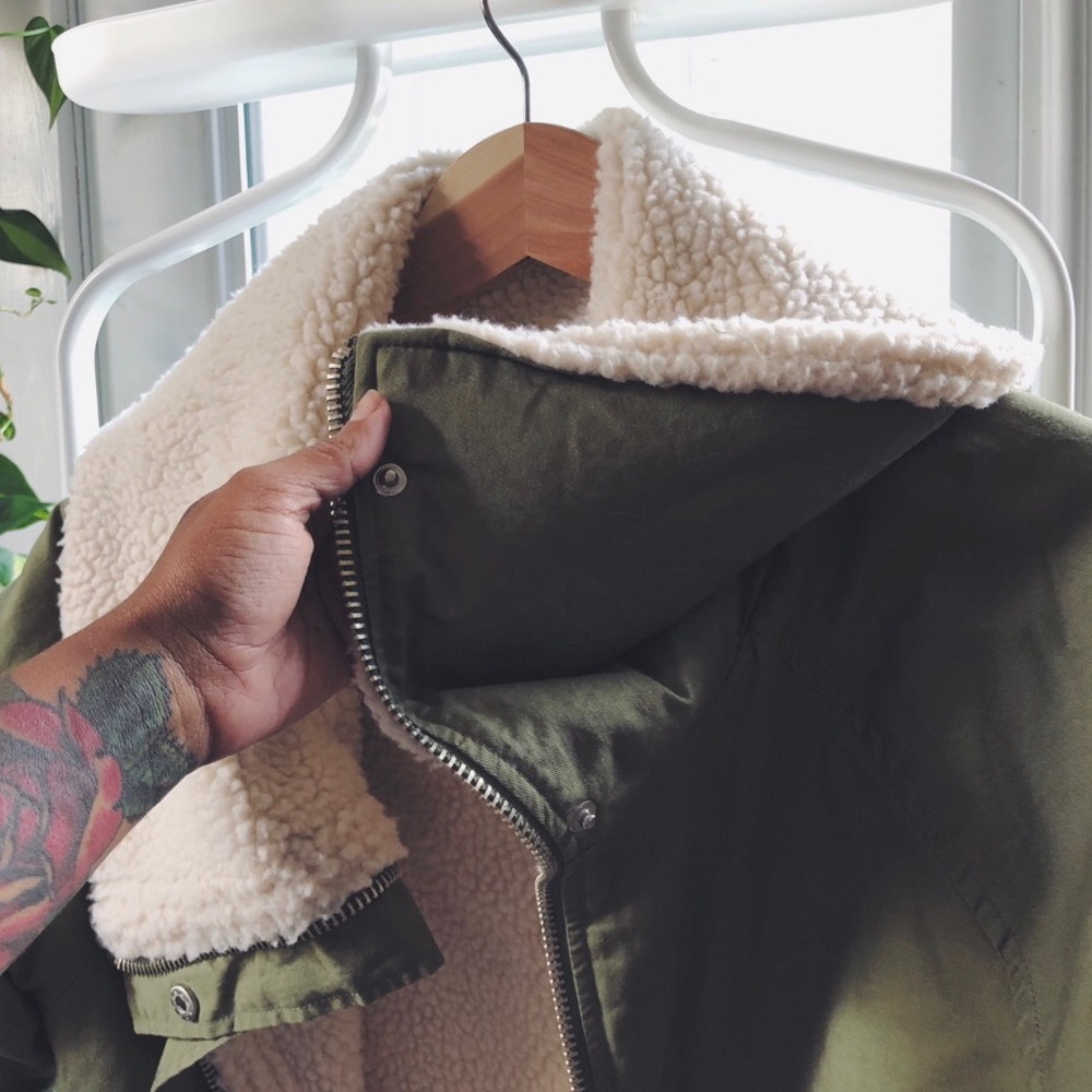 ℂℝ𝕆ℙℙ𝔼𝔻 𝕌ℕ𝕀𝔽 x UO Sherpa Army Green Jacket🧥 - Picture 4 of 8